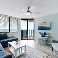 Cozy Oceanfront 2BR Haven w/ Mesmerizing Views
