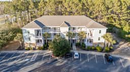 Stylish 3BR Condo Overlooking Greg Norman Golf Course in Barefoot Resort