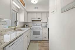 🏝️ Private 2BR Townhouse – 1 Mile to Beach + Golf Views! 🏌️‍♂️ Dogs stay free