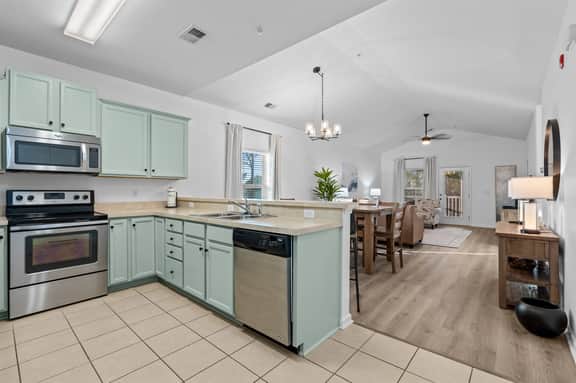 Stylish 3BR Condo Overlooking Greg Norman Golf Course in Barefoot Resort