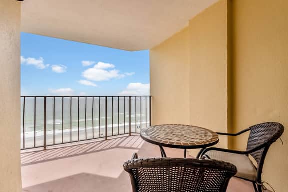 Cozy Oceanfront Haven: 2BR w/ Breathtaking Views