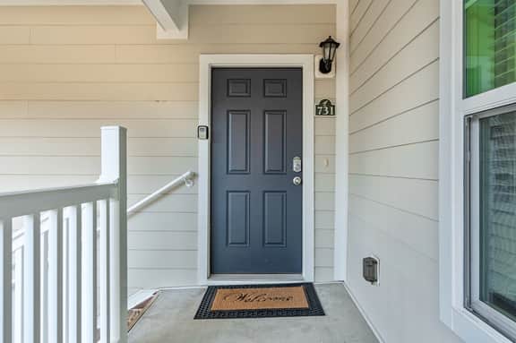 Stylish 3BR Condo Overlooking Greg Norman Golf Course in Barefoot Resort