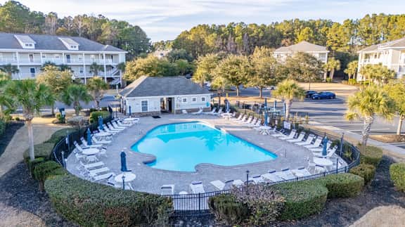 Stylish 3BR Condo Overlooking Greg Norman Golf Course in Barefoot Resort