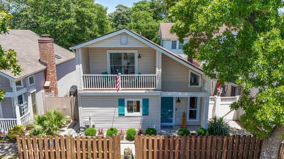Charming 3BR Beach House w/ Yard & Grill ☀️