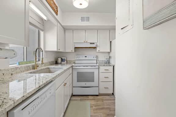 🏝️ Private 2BR Townhouse – 1 Mile to Beach + Golf Views! 🏌️‍♂️ Dogs stay free