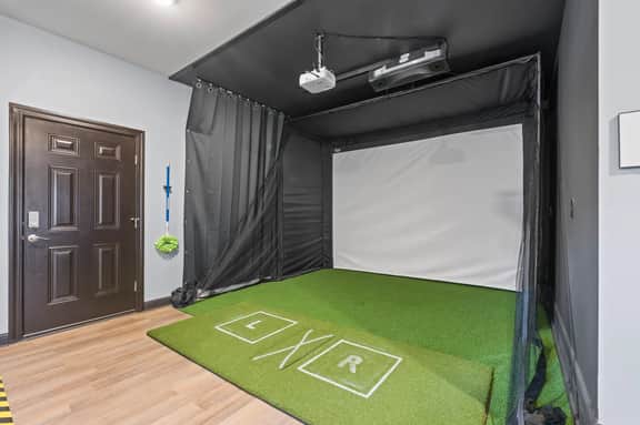 4BR Home Near MarshWalk + Pro Golf Simulator
