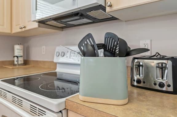 Cozy 3BR w/ Private Balcony - Dog Stays Free
