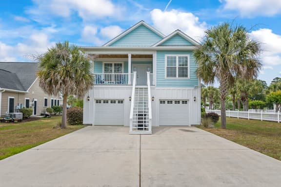 4BR Home Near MarshWalk + Pro Golf Simulator